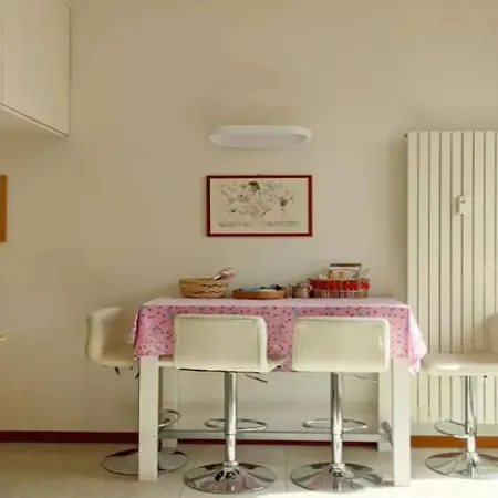 Stanza Nr 4 In Incantevole In Zona Solari Konukevi Milano